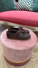 Dettaglio laterale scarpa da barca da donna Ovye qualità artigianale 